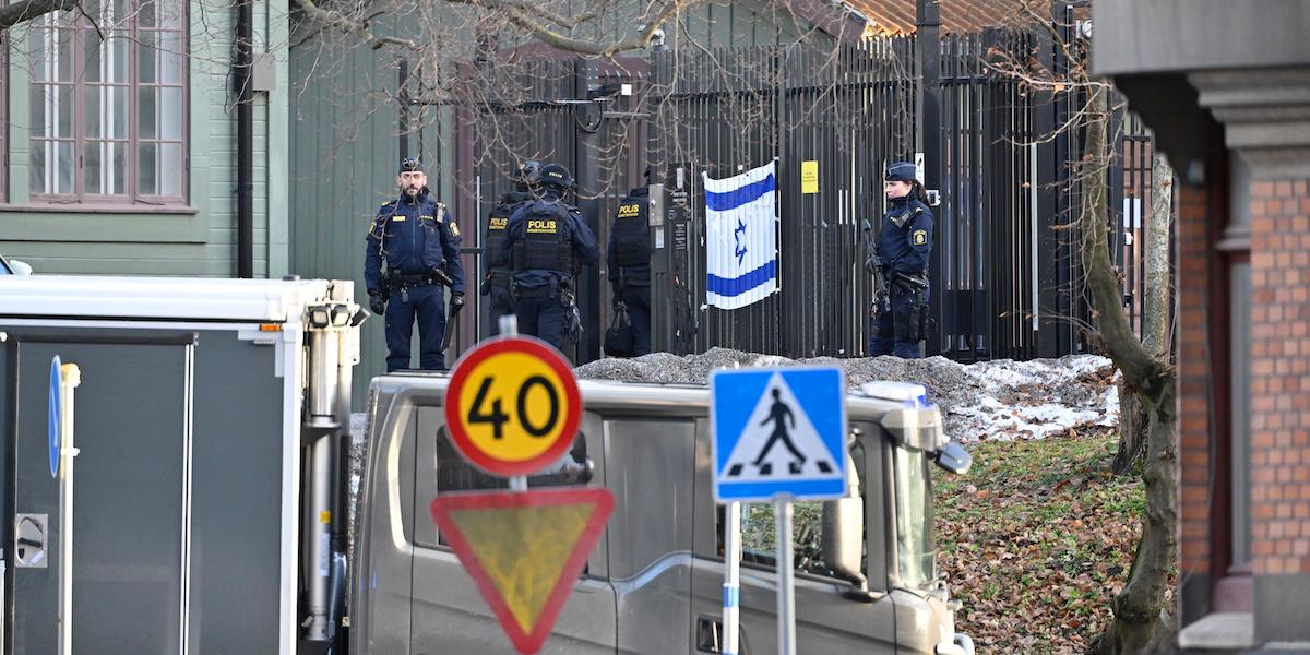 Säpo har tagit över utredningen om det farliga föremålet som i onsdags hittades vid Israels ambassad