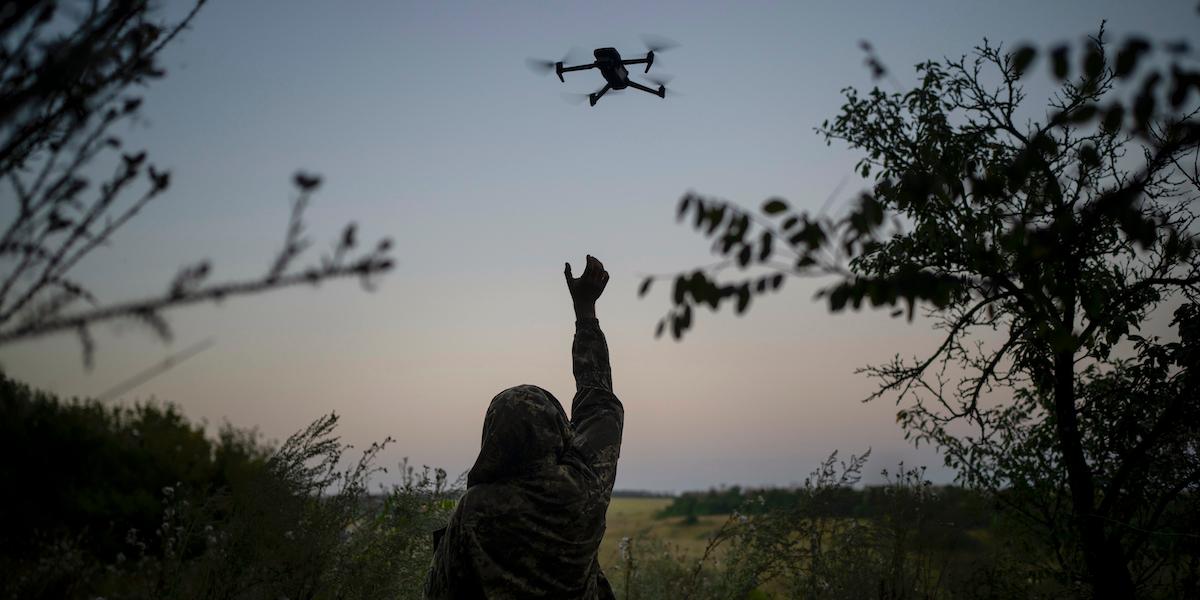 En ukrainsk drönarpilot sträcker sig efter en spaningsdrönare. Drönarenhetens uppgift är att förstöra Rysslands tunga maskineri, pansarfordon och infanteri
