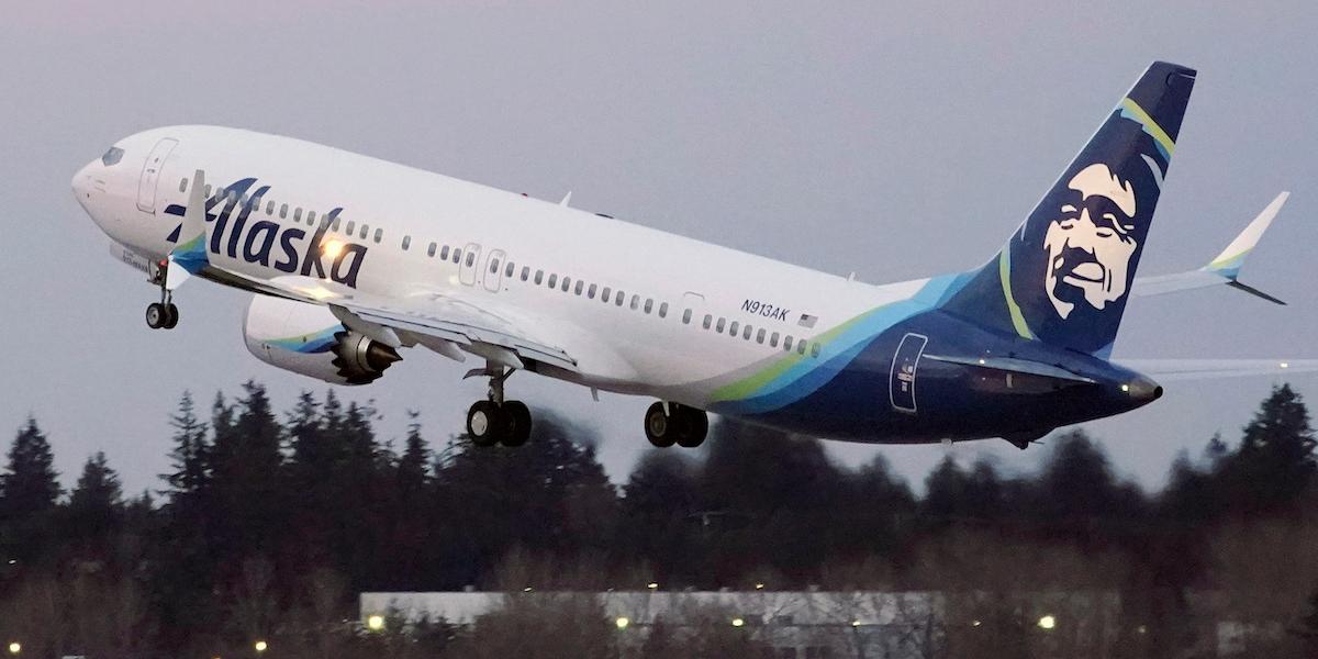 Incidenten där en dörrpanel slets loss från ett av Alaska Airlines Boeing 737-plan berodde enligt en rapport på saknade bultar