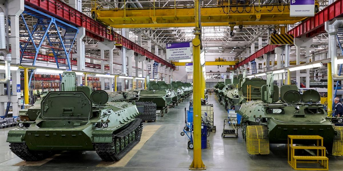 Rysk fabrik för tillverkning av militära pansarfordon. Tillväxten i den ryska ekonomin beror till stor del på statligt finansierad militärindustriell produktion