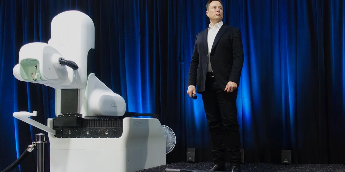 Amerikanska tillsynsmyndigheter har funnit problem med djurförsök vid Neuralink. På bilden, Elon Musk bredvid bolagets kirurgiska robot.