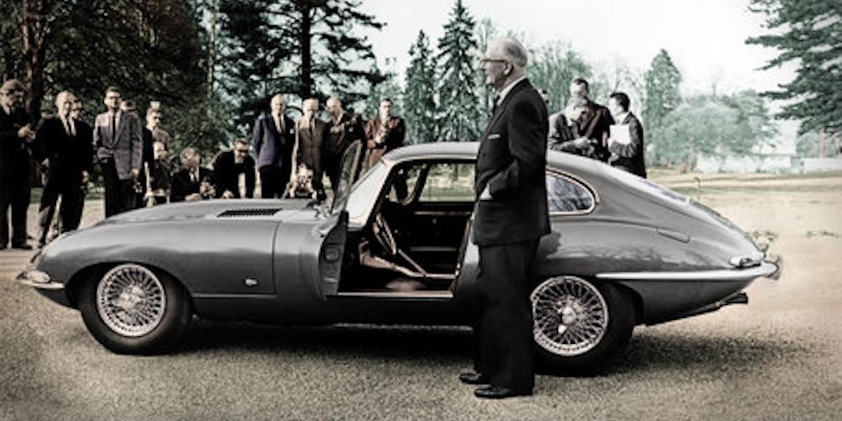 Sir William Lyons framför sin ikoniska Jaguar E-Type