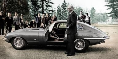 Sir William Lyons framför sin ikoniska Jaguar E-Type