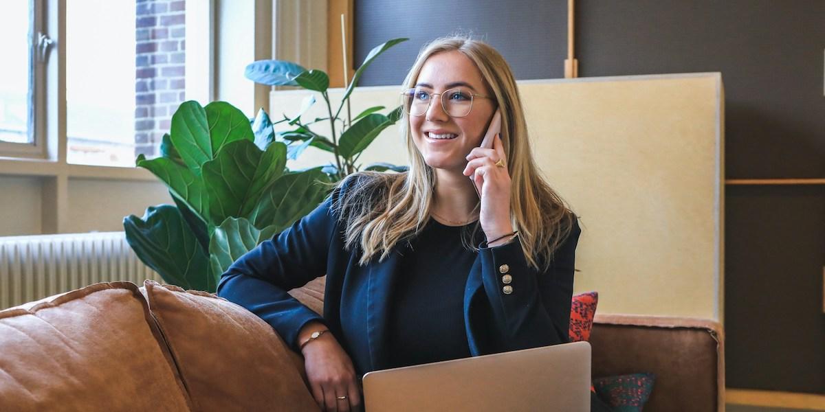 Kvinna pratar i telefon