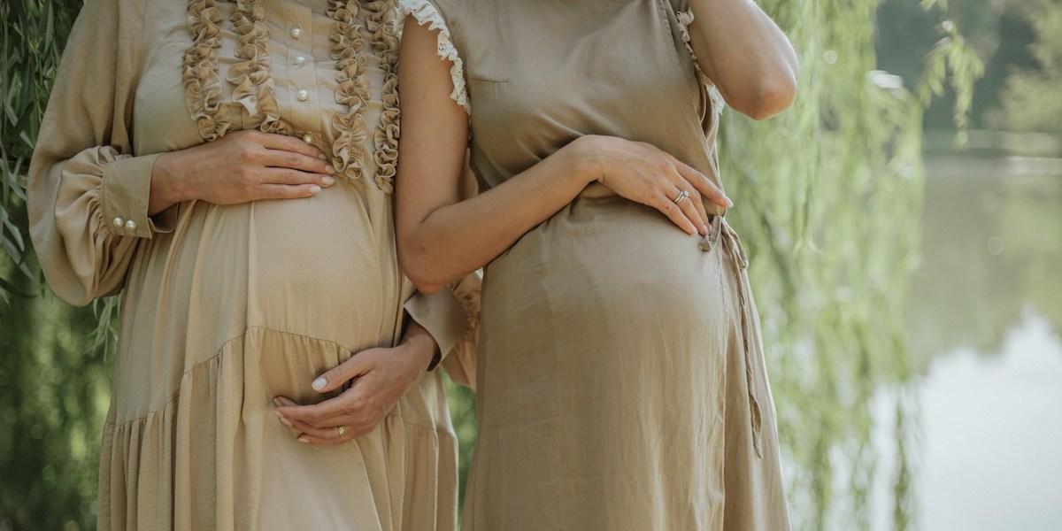 Två gravida kvinnor. Enligt en ny studie kommer det födas för få barn i höginkomstländer i slutet av 2000-talet