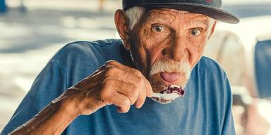 En äldre man äter. En ny studie visar att en kostförändring kan minska risken att utveckla demenssjukdom
