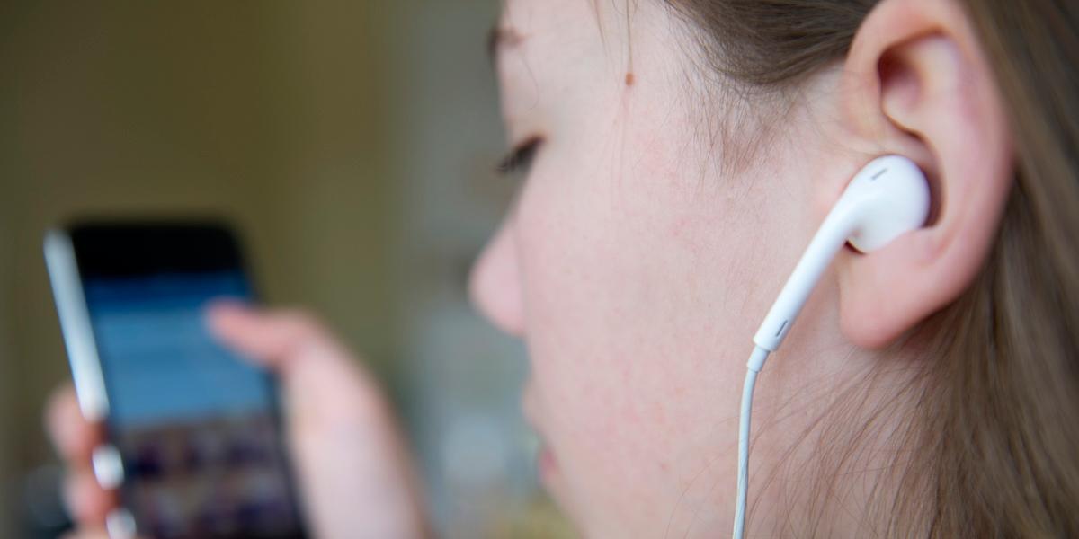 Musiken du lyssnar på i din smartphone kan nå upp i 105 till 110 decibel och kan på mindre än fem minuter orsaka hörselskador som ger hörselnedsättning