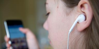 Musiken du lyssnar på i din smartphone kan nå upp i 105 till 110 decibel och kan på mindre än fem minuter orsaka hörselskador som ger hörselnedsättning