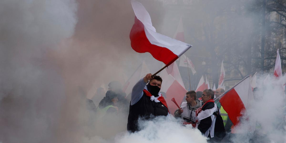 Polska bönder protesterar i Warszawa de kräver att gränsen mellan Polen och Ukraina ska stängas för livsmedelsimport och att förändringar görs i EU:s klimat- och jordbrukspolitik