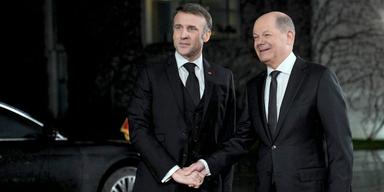 Frankrikes president Emmanuel Macron till vänster och Tysklands förbundskansler Olaf Scholz till höger