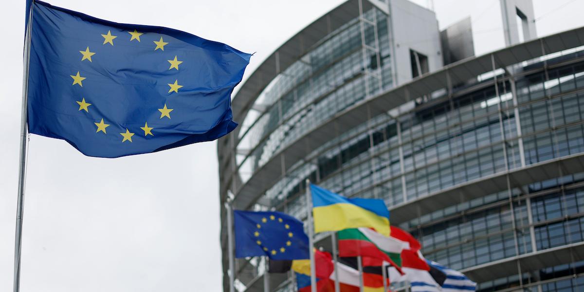 Ett EU-parlamentariskt utskott röstade i går för längre exklusivitetsperiod för nya läkemedel än EU-kommissionen föreslagit