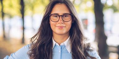 Småbolagsanalytikern Elin Wiker är Veckans börsprofil. För Dagens PS berättar hon vad tror hon om rapportperioden, vilken aktie som senast köptes in till fonden och hur hon lyckades ta sig in i finansbranschen som 18-åring.