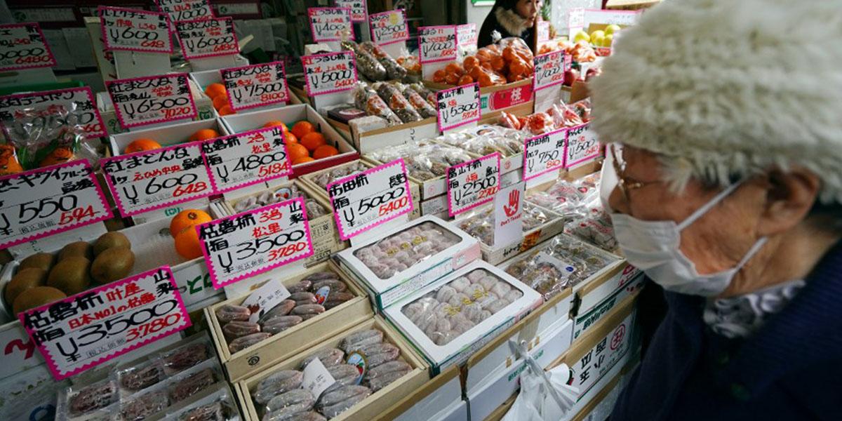 Trots av vårens lönesamtal lett fram till en historiskt hög löneökning minskar reallönerna i Japan enligt färska siffror. Foto: Eugene Hoshiko/AP