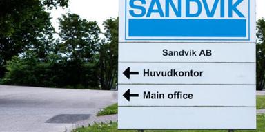 Swedbank plockar in aktien i sin fokusportfölj. Handelsbanken sänkte däremot från köp till behåll. Storbankerna har olika syn på vilken riktning Sandviks kurs på kort sikt ska gå.