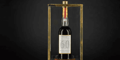 Den skotska whiskyn Macallan från 1926 slog rekord på Sotheby’s, och är den dyraste whiskyn som någonsin har gått under klubban.
