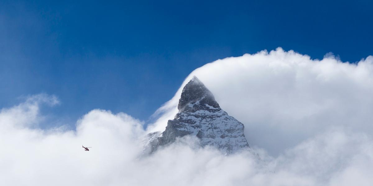 Här, i de schweiziska alperna försvann en miljardär spårlöst. På bilden räddningsaktionen, som fick avbrytas på grund av väderförhållandena.