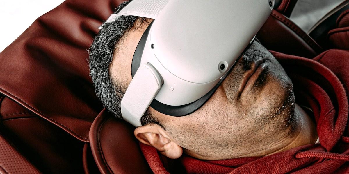 En man med virtual reality-glasögon. En ny studie på inlagda cancerpatienter visar att deras snärta kan lindras med annat än läkemedel