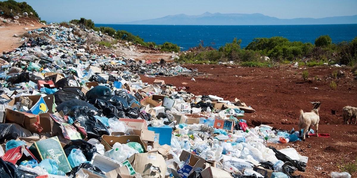 Världen svämmar över i plastavfall som sedan bryts ner i mikroplast och går in i våra kroppar.