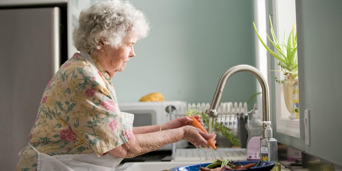En pensionär tvättar grönsaker. Den höjda garantipensionen gör att låg- och medelinkomsttagare inte längre tjänar särskilt mycket på att jobba lite längre