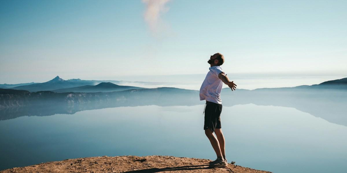 Enligt Brooks finns det tre komponenter som leder till lycka