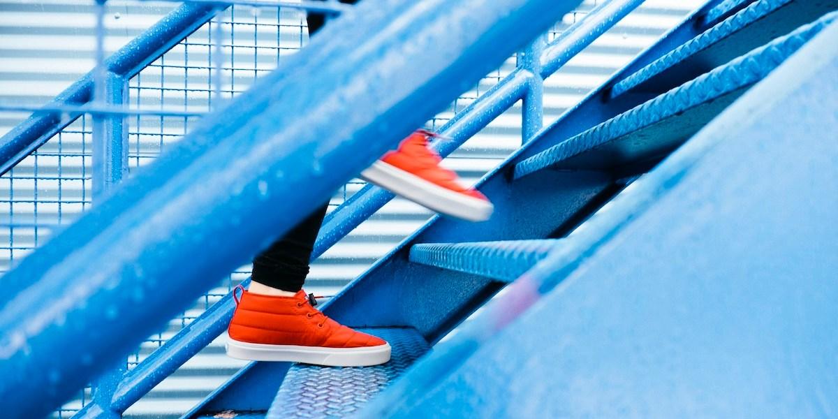 Någon går uppför en trappa. Att gå i trappor förbättrar din hjärthälsa, det visar ny forskning