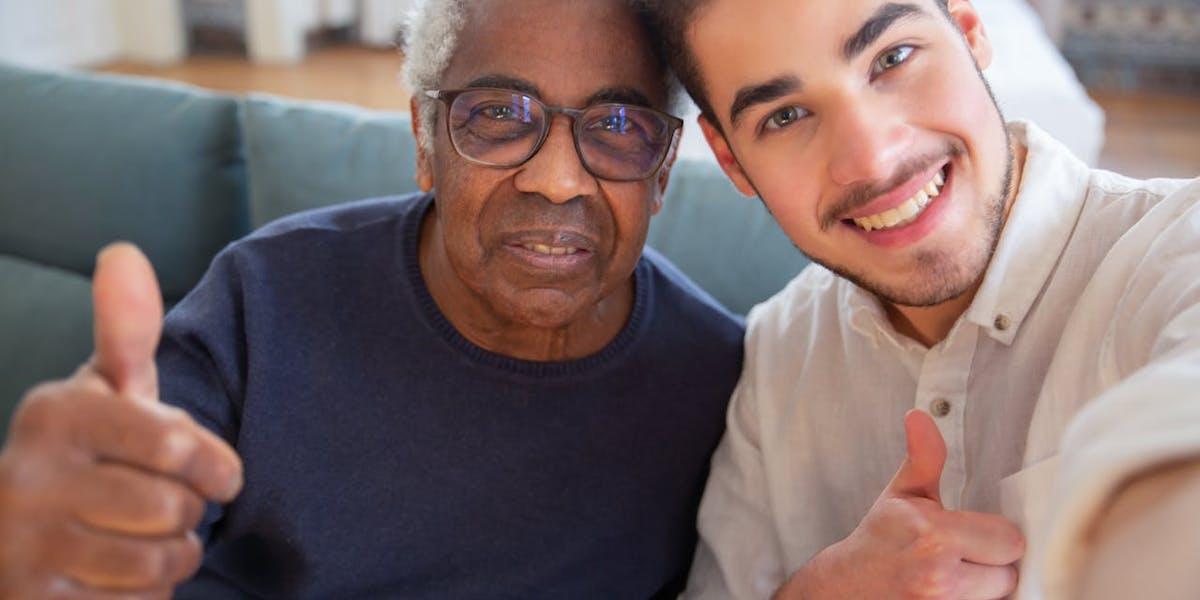 Två glada män. Du kan göra ett enkelt val för dina tjänstepensioner och tjäna tusenlappar i pension