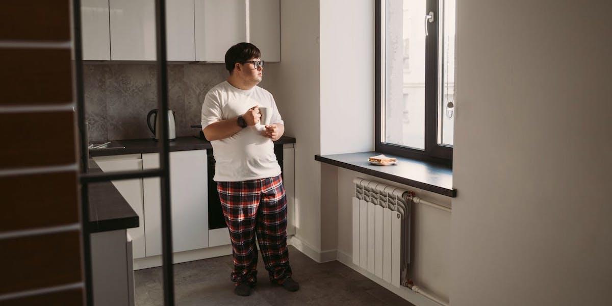 En ensam man tittar ut genom köksfönstret. Över 36 procent av alla hushåll i Sverige är ensamhushåll, men inneber det att vi svenskar är mer ensamma än andra?