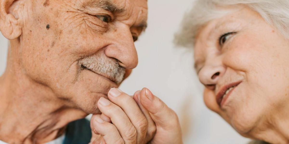 Äldre par. Om du gifter dig efter 65 kan du få sänkt pension