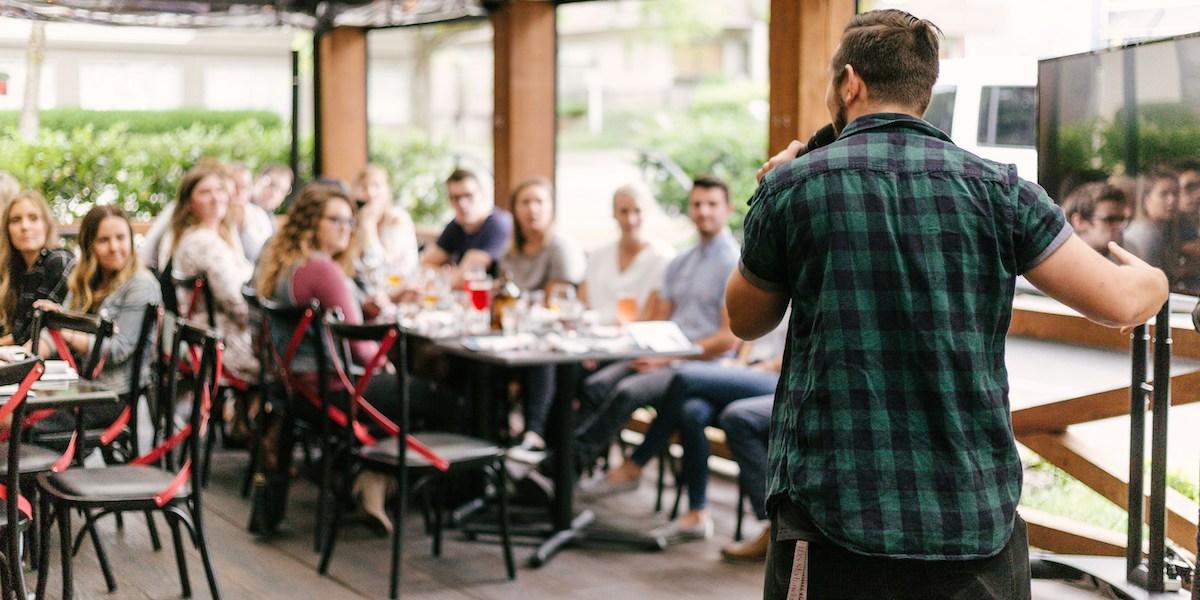 Du behöver inte känna en inre självsäkerhet för att få folk att lyssna