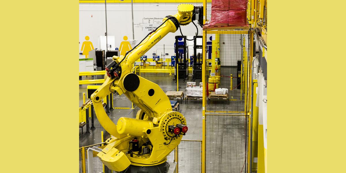 En robot packar i ett av Amazons logistikcenter. Enligt Amazon har introduktionen av ny teknik gett över 50 000 nya jobb i deras logistikcenter i Europa.