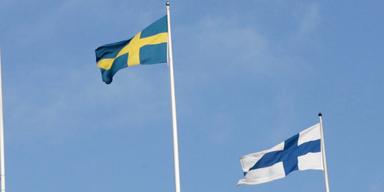Svenska och finska flaggan. Finland slutar betala ut folkpension till pensionärer bosatta utomlands, något som drabbar 18 000 finländska pensionärer i Sverige