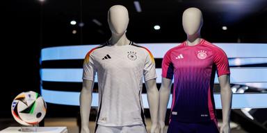 Tysklands nya fotbollströjor där nummer 44 nu ska designas om då den anses likna en SS logga