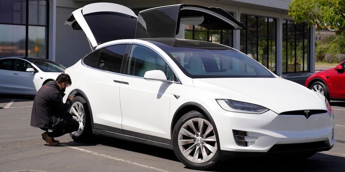 Tesla har inte några servicekrav för att elbilsgarantin ska gälla. I övrigt kan det dock bli en dyr historia för kunderna.