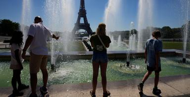 Människor framför en fontän i Paris. Förra året var det hittills hetaste sedan värmerekorden började och Europa är den kontinent som värms upp allra snabbast.