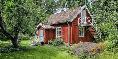 Sommar i Sverige blir knappast bättre än en stuga i naturen. Nu är det dags att slå till, kanske med detta soldattorp från 1800-talet?