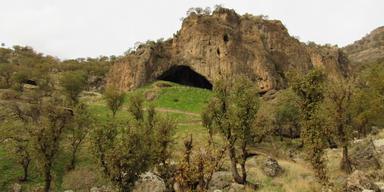 Shanidar-grottan i irakiska Kurdistan, där en tillplattad skalle av en neandertalkvinna hittats. Hennes skalle har restaurerats och kvinnan ger nu neandertalarna ett ansikte