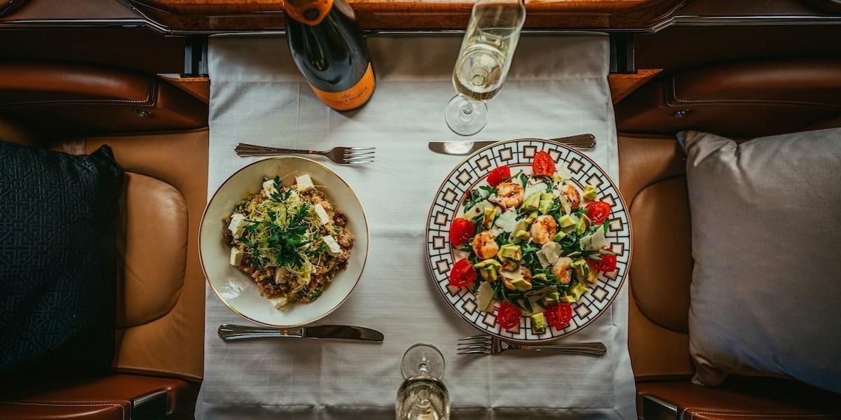 Lyxiga rätter med champagne är numera sällsynt som flygplansmat, utanför Business och First Class.
