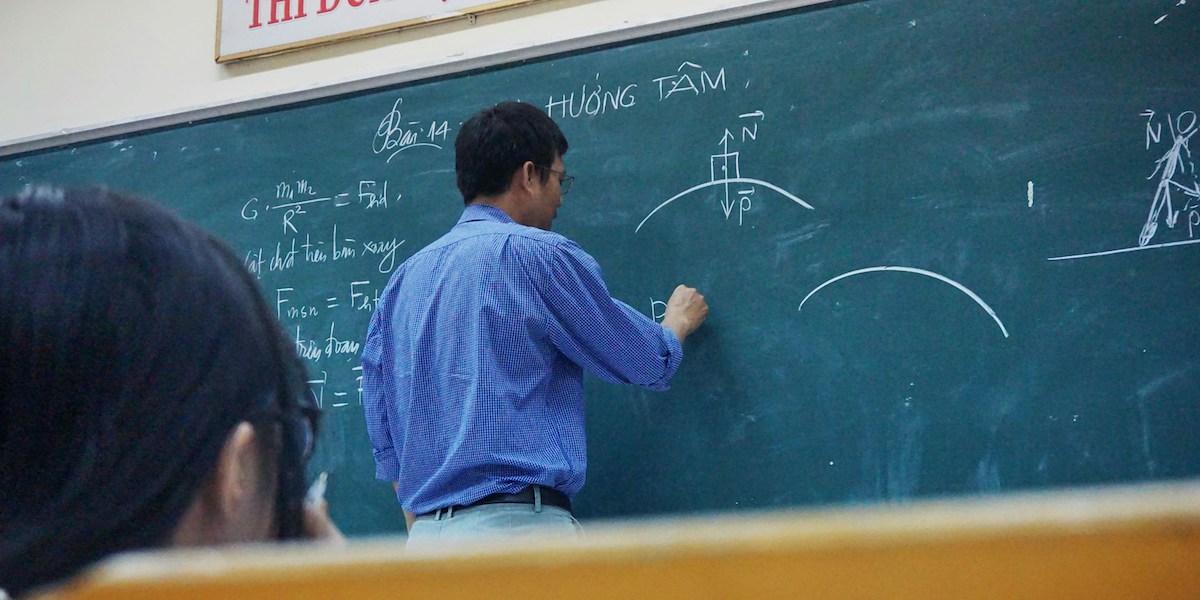 Stewarts föräldrar var båda lärare, och de lärde henne vikten av ett livslångt lärande