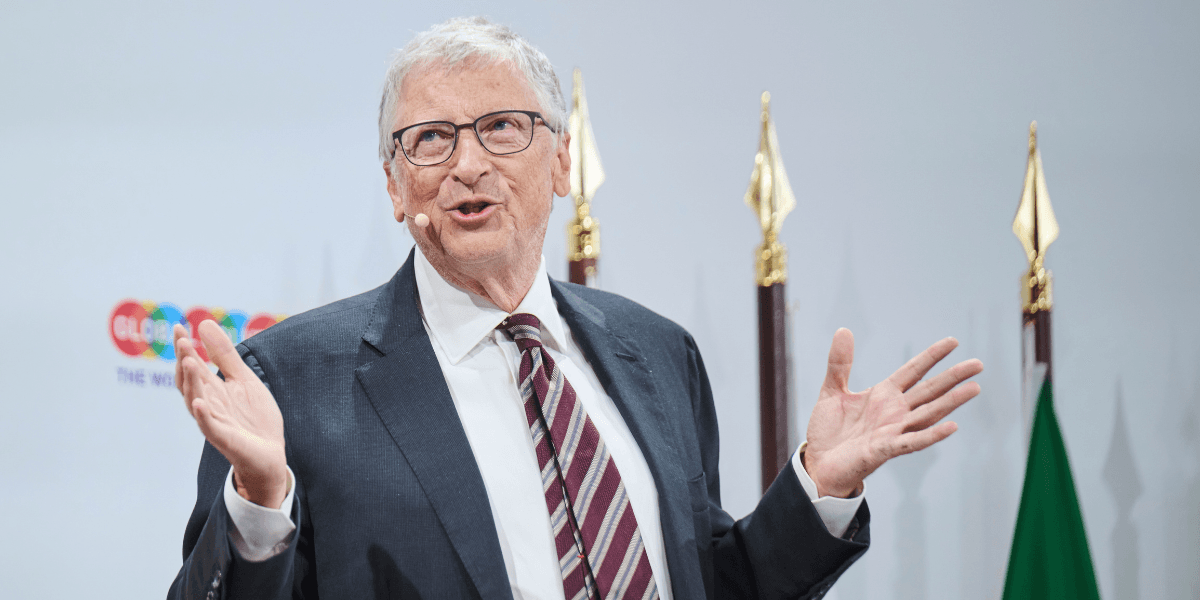 Bill Gates talar på en scen.