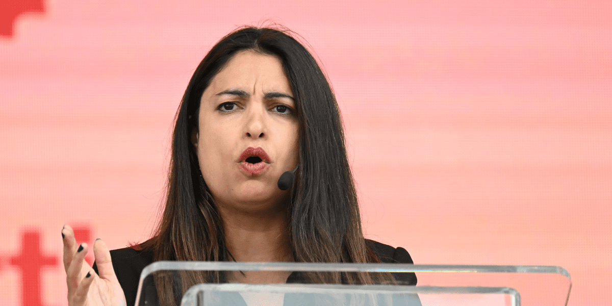 Vänsterpartiets partiledare Nooshi Dadgostar håller tal.