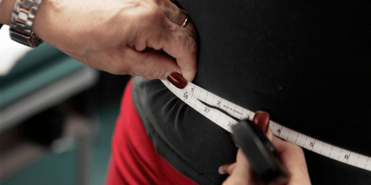 Bilden visar måttband runt mage. Läkemedlet Wegovy bidrar till att kvinnor går ner mer i vikt än män.