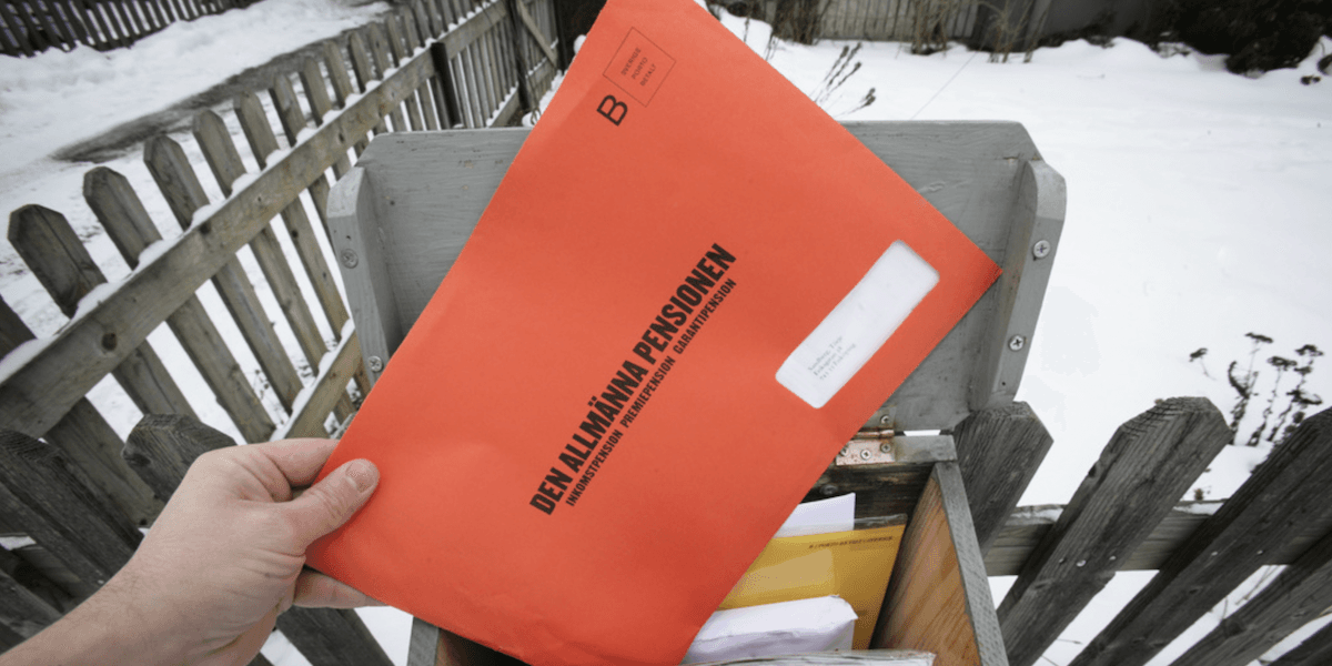 Pensionen kommer i den orangea kuvertet.