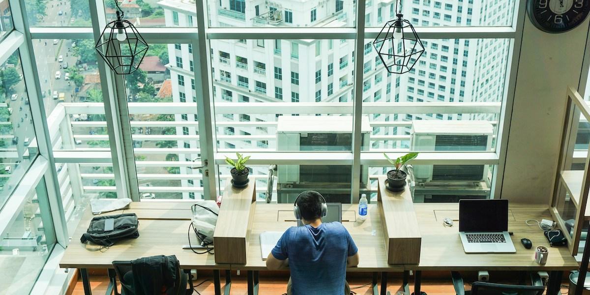 En cynisk person håller ofta andra på avstånd