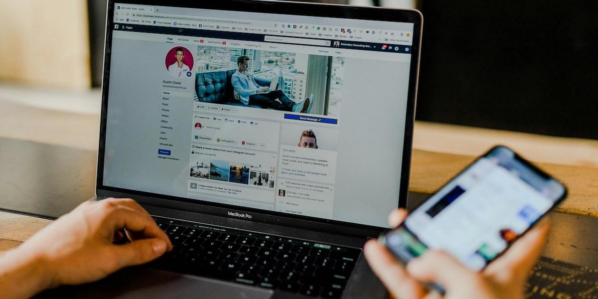 Sociala medier på dator och smarttelefon.