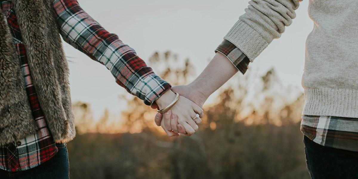 Tackla pengar i relationen som en enad front, råder miljonären