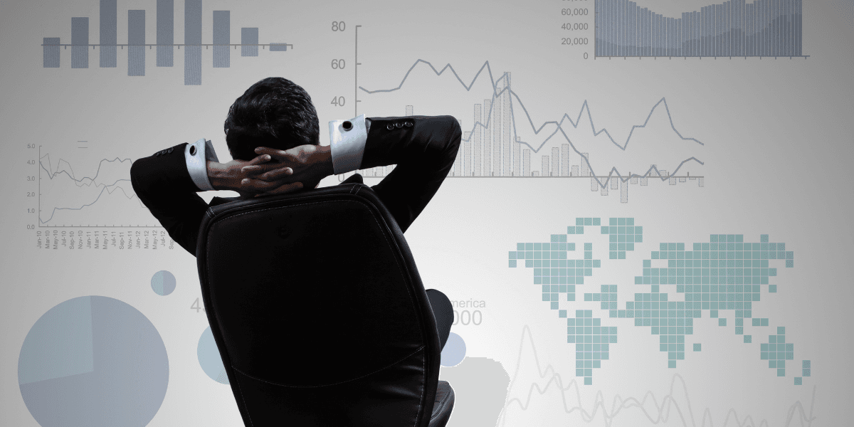 Man lutar sig bakåt och tittar på skärm.