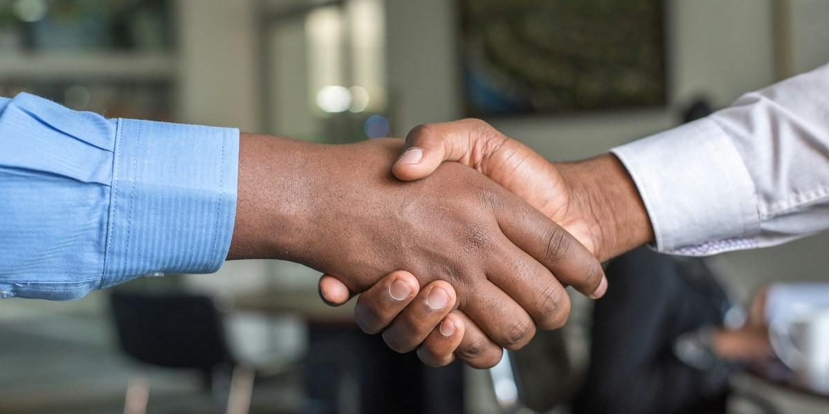 Jobbannonser lockar ofta mer löfte om konkurrenskraftig lön. På bilden är handskakning mellan två människor.