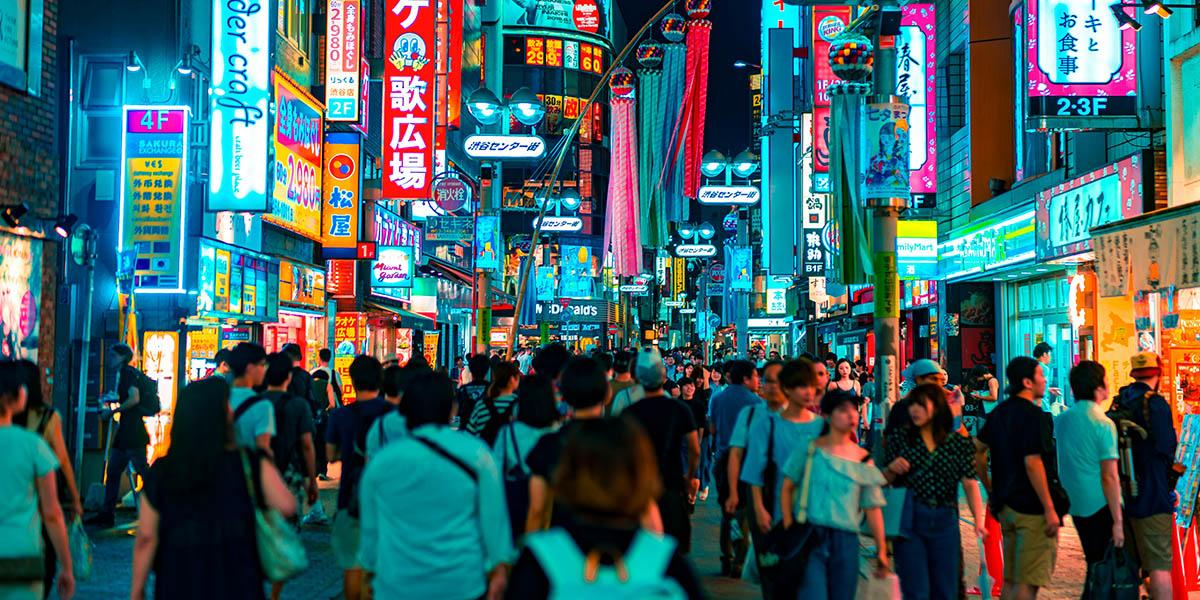 Människor på en gata i Japan.