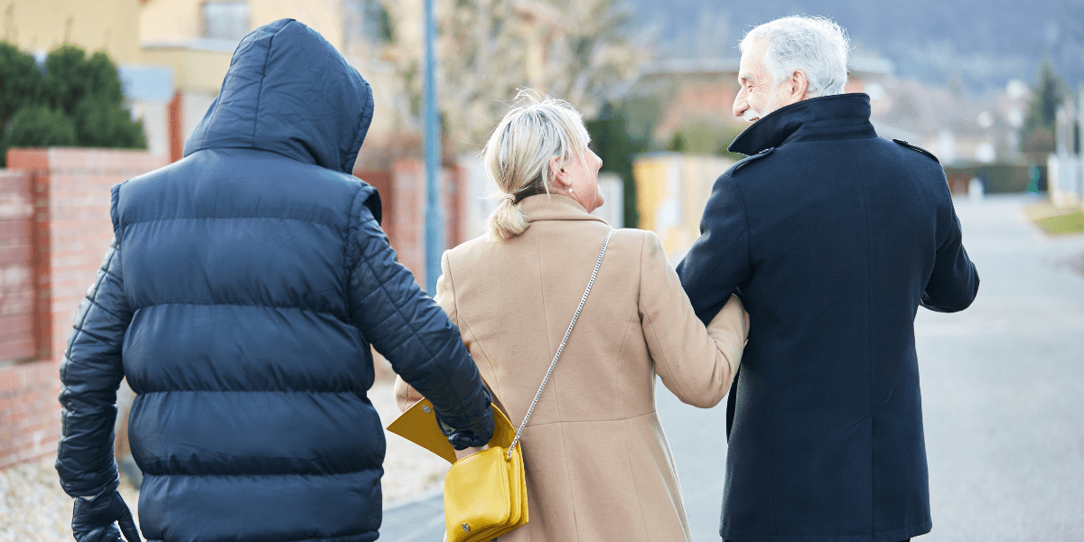 Man stjäl ur en handväska.