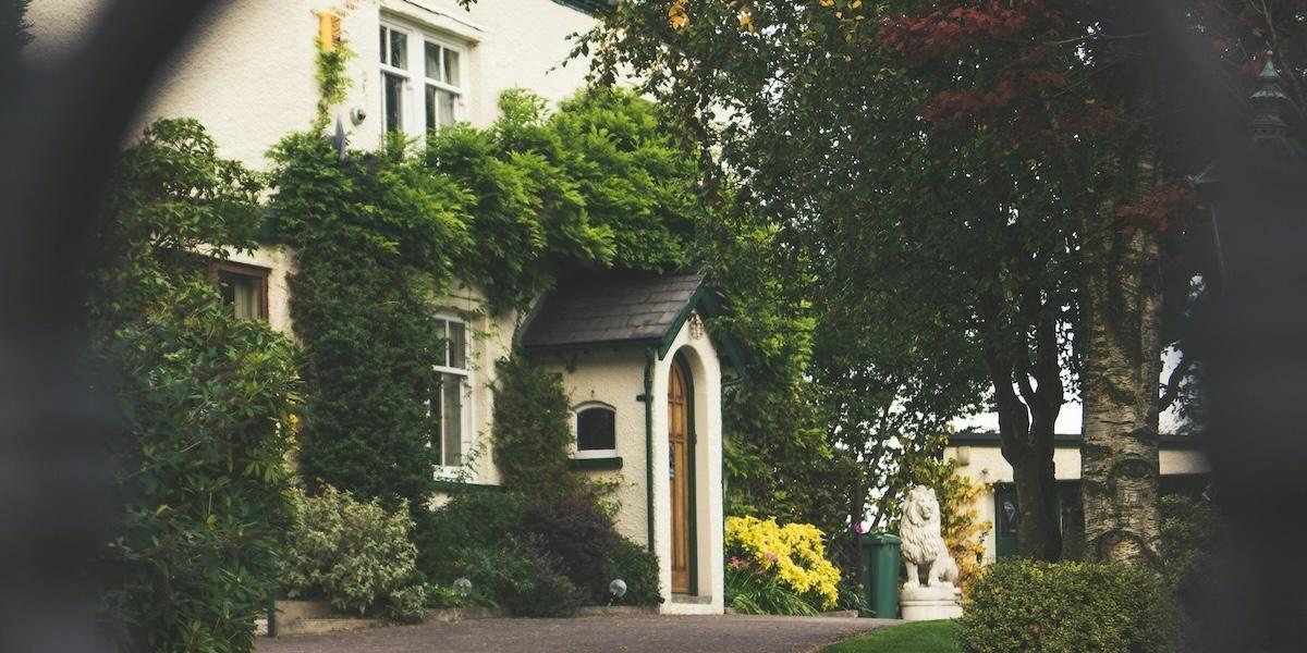 Lyxfastigheter ska gärna ligga utanför stadskärnorna och omges av grönska.